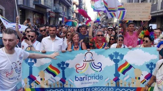 Bari pride, in 5mila sfilano contro i pregiudizi. Decaro: "In questa città tutti sono liberi di amare"