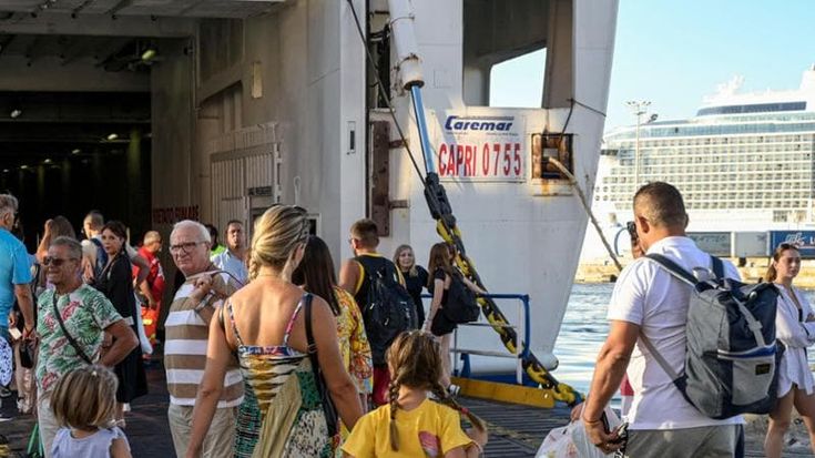 Molo Beverello, ressa per l’imbarco. I passeggeri: “Beffati dai ticket on line”