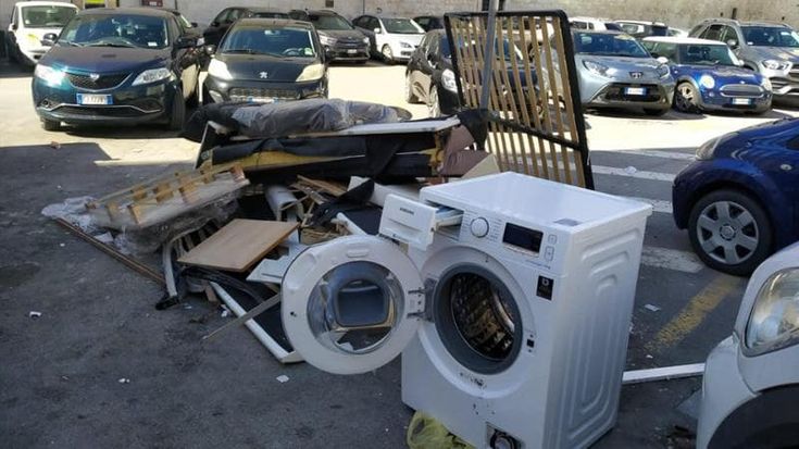 Una lavatrice tra i rifiuti a pochi metri dalla cattedrale: così Bari vecchia diventa una discarica