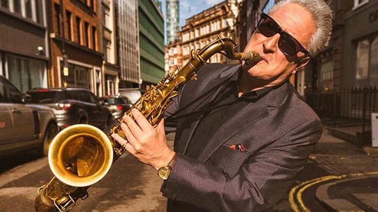 Ray Gelato: “Io da 20 anni simbolo di swing e amore. Ai nostri concerti proposte di matrimonio”