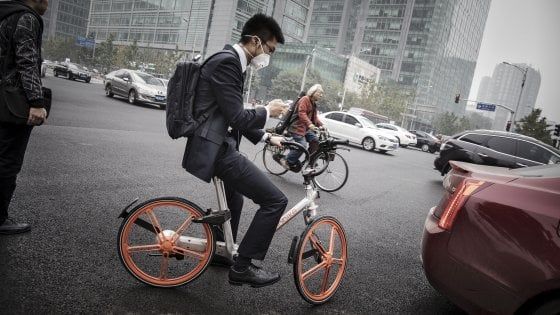 Il bike sharing sopra Pechino. Nonostante lo smog