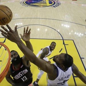 Nba, semifinali playoff: super Durant supera Bird e trascina Golden State. Bene Boston