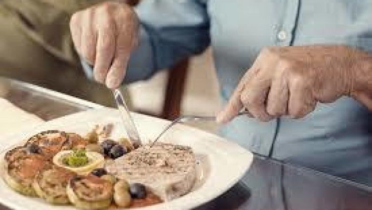 Muore soffocata da un boccone di arrosto. La tragedia in una comunità del Torinese