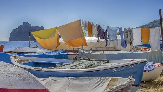 Niente panni stesi nel centro storico, a Ischia l’ordinanza che fa discutere