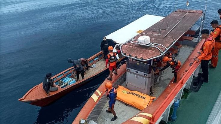 Indonesia, trovati vivi i surfisti dispersi dopo una tempesta: sopravvissuti 38 ore in mare grazie alla tavola