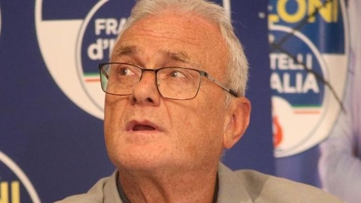 Rispoli, dalla messa per Mussolini alla difesa dei Bros: le giravolte dell’ex Msi che ha accostato Schlein alla donna di Neanderthal