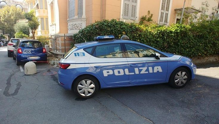 Venti ragazzi ubriachi assaltano il supermercato per rubare alcolici: arriva la polizia e fuggono quasi tutti