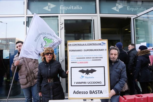 Gli anti-Equitalia davanti alla sede di Bologna:<br />tentano di entrare, bloccati all'ingresso