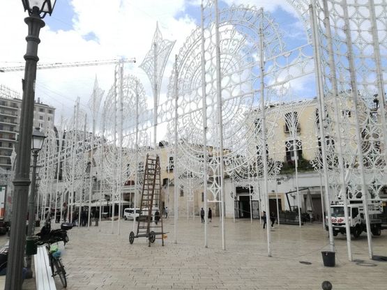 Bari, la piazza è un cantiere per le luminarie di san Nicola