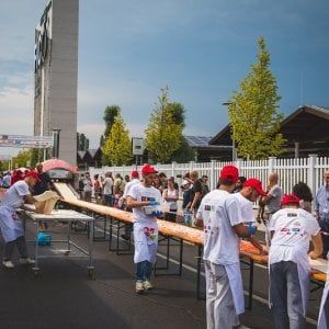 Mezzo chilometro di pizza: a Bologna un'impresa da Guinness