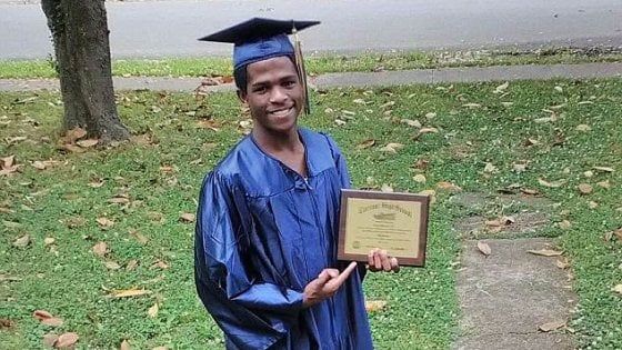 In autobus all'alba anche il giorno del diploma: la foto dello studente Usa diventa virale