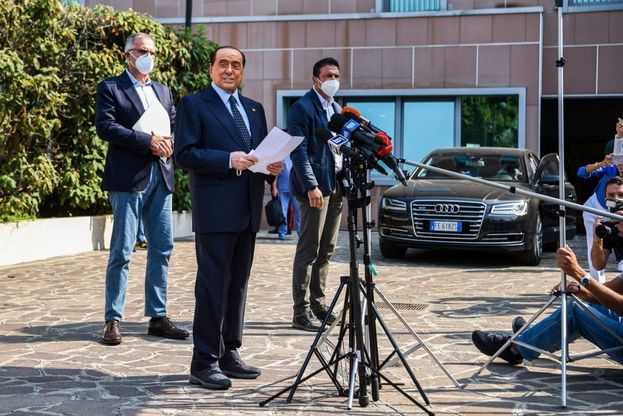 Berlusconi dimesso dal San Raffaele: le prime immagini fuori dall'ospedale