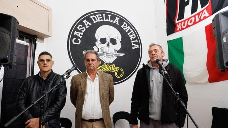 Immagini del Duce, fasci e aquile romane: lo sfregio della sede di Forza Nuova a Ferrara. La città si ribella: “Uno schiaffo alla nostra storia”