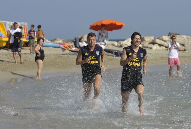 Allenamento in spiaggia e in mare per il Parma