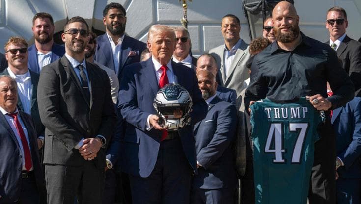 Super Bowl, Jalen Hurts e i big degli Eagles disertano la cerimonia alla Casa Bianca