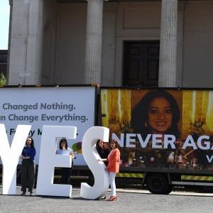 Irlanda alle urne sull'aborto, per il referendum corsa a tornare per il voto