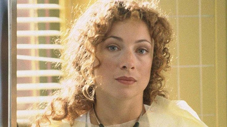 Alex Kingston, l’attrice di “E.R.”: “Pensavo fosse l’età, invece era un tumore”