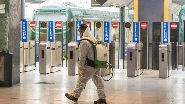 Covid in Lombardia, 180 capitreno e macchinisti contagiati: Trenord sopprime 350 treni, stop ai viaggi di notte