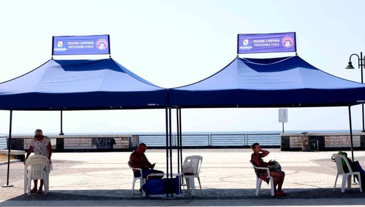 Pozzuoli, la disperazione degli sfollati: “Dormiamo in spiaggia, ora dateci le case”
