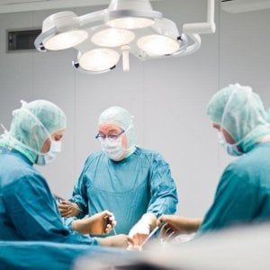 Tumori alle base cranio rimossi dal naso senza incisioni, neurochirurghi a lezione dagli specialisti bolognesi dell'Isnb 