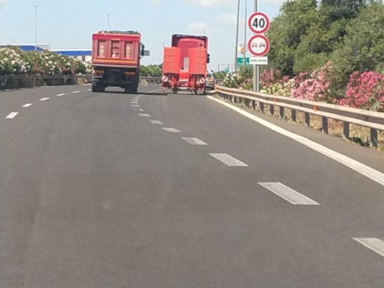 Autostrada Pa-Ct, camion con a bordo un'escavatrice urta un cavalcavia