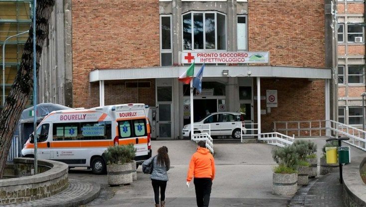 Boom ricoveri, Campania in "giallo". De Luca insulta Draghi e Bianchi