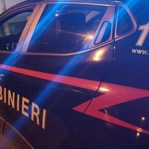 Bologna, fanno pipì insieme davanti alla caserma: multa di 3333 euro a testa