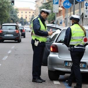 Reggio Emilia, ubriachi al volante per prendere i figli a scuola: patenti ritirate