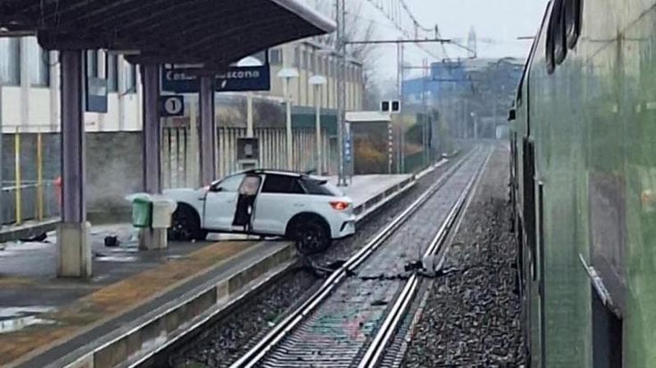 Cesano Boscone, sbaglia manovra e finisce con l'auto in stazione: soccorso un 42enne
