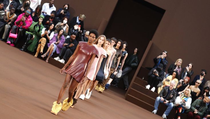 La sfilata di Loewe: Jonathan Anderson presenta una collezione scultorea