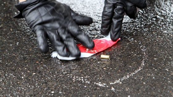 Camorra: 'stesa' a Napoli, 74enne ferito in casa da schegge