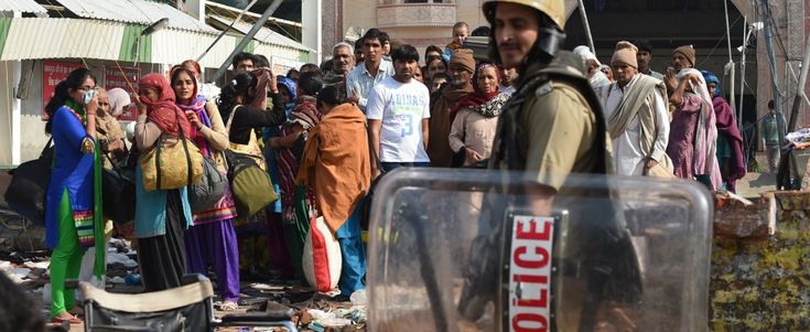 India, guru ricercato: battaglia tra la polizia e i fedeli del santone. Sei morti e centinaia di feriti