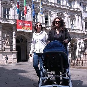 Torino, figlio di due mamme:  registrazione immediata all'anagrafe senza dichiarare di essere ragazza madre