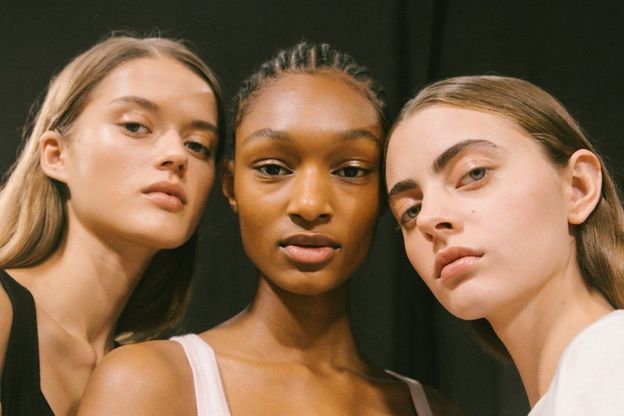 Le tendenze make up e capelli per la primavera 2021: nude look e tagli scalati