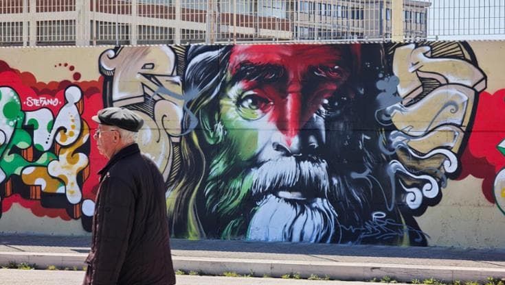 Il volto di San Nicola con i colori della Palestina: la street art nel segno della Flotilla