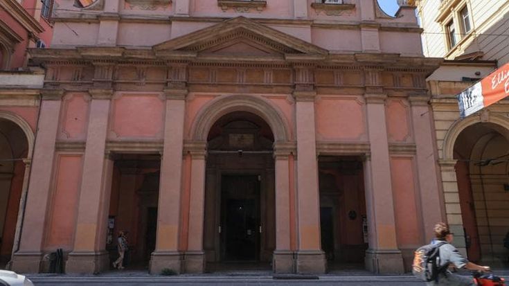 Via Indipendenza, il parroco: “Col tram sarà impossibile celebrare funerali. Anche in altre chiese”