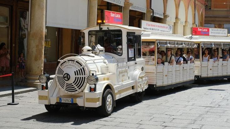 Un’estate alla guida del trenino: “Più pause, 500 bottiglie d’acqua e meno carrozze per San Luca”