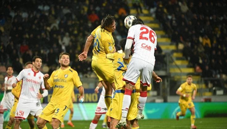 Il Bari segna in trasferta e si illude ma il Frosinone vince 2-1: resta l’incubo retrocessione