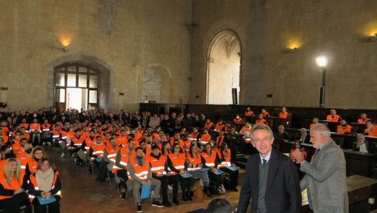Ecco i primi 200 spazzini assunti dall'Asia, ci sono anche 12 laureati: festa al Maschio Angioino