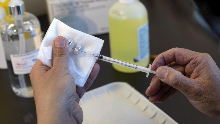Covid, per il vaccino siringhe di precisione e abilità: "Così dalle fiale spremiamo una dose in più"