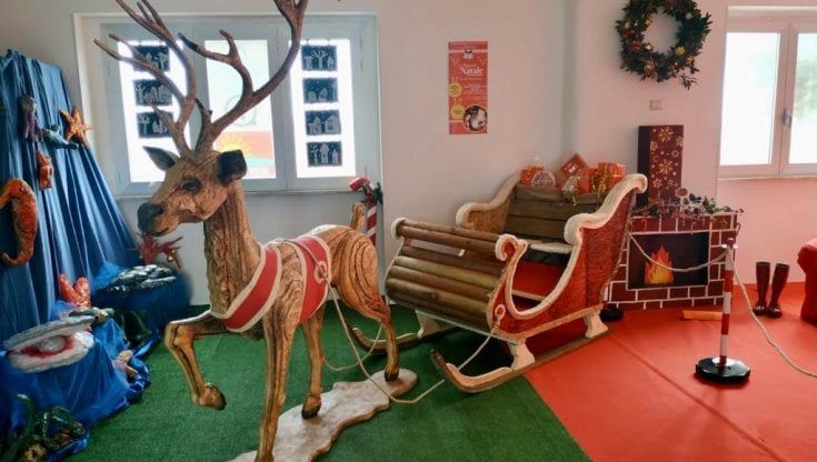 A Porto Cesareo la mostra di Natale di ragazzi e genitori: "Le opere nate dal riuso di materiali destinati alla discarica"