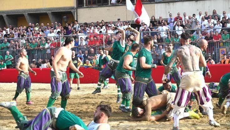 Cobolli Magnifico Messere nella finale del Calcio storico. Sugli spalti 700 posti in più