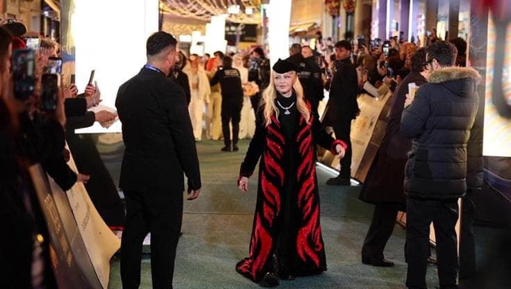 L'Eni carpet a Sanremo: la passerella dei 30 cantanti tra fiori e look a sorpresa