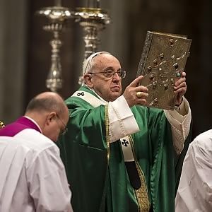 Papa: "Cardinali non si isolino in una casta"