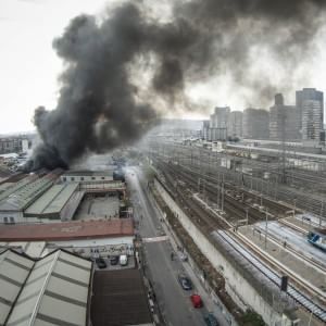 Una nube nera sul cielo di Napoli, a fuoco  due capannoni. Allarme diossina