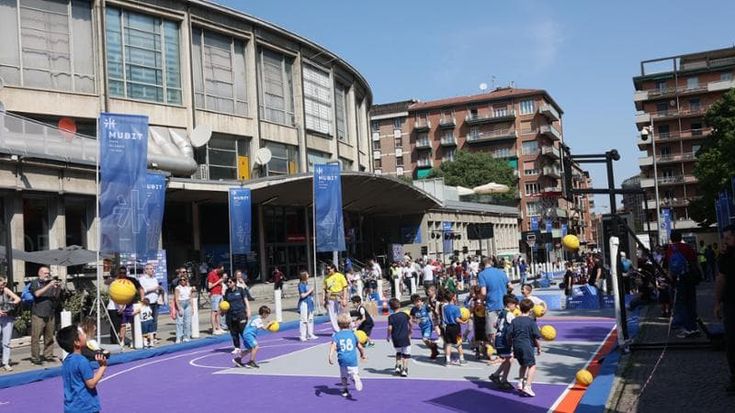 Mumbrù firma con la Virtus nell’anniversario del grande slam. E il PalaDozza compie 70 anni