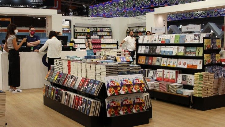 Si vendono meno libri dei tempi di lockdown e di più rispetto al pre-pandemia: i numeri dei primi mesi 2022