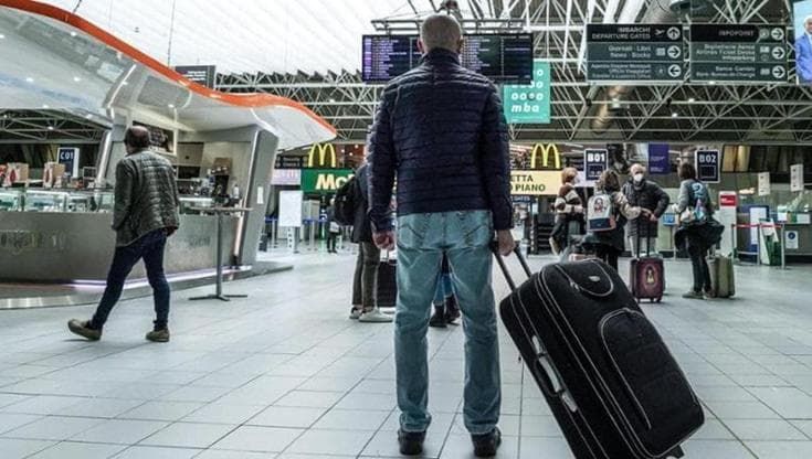 “Per tornare in Puglia è più conveniente fare scalo all’estero”: paradosso dei voli per i fuorisede