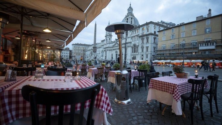 Coronavirus, Conte firma il nuovo Dpcm: in semi-lockdown per un mese. Stop a bar e ristoranti alle 18 ma aperti la domenica