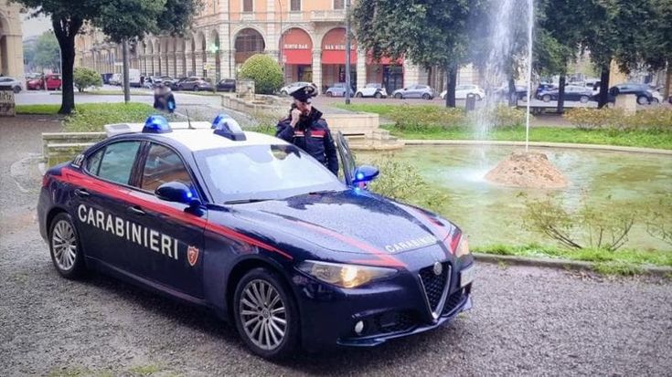 Studenti presi a calci e derubati in Piazza dei Martiri: due arresti